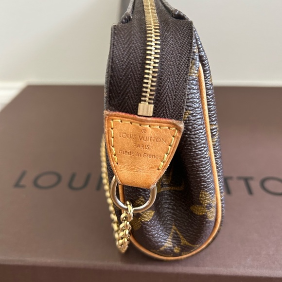 Louis Vuitton Eva Monogram Handbag. - Picture 7 of 16